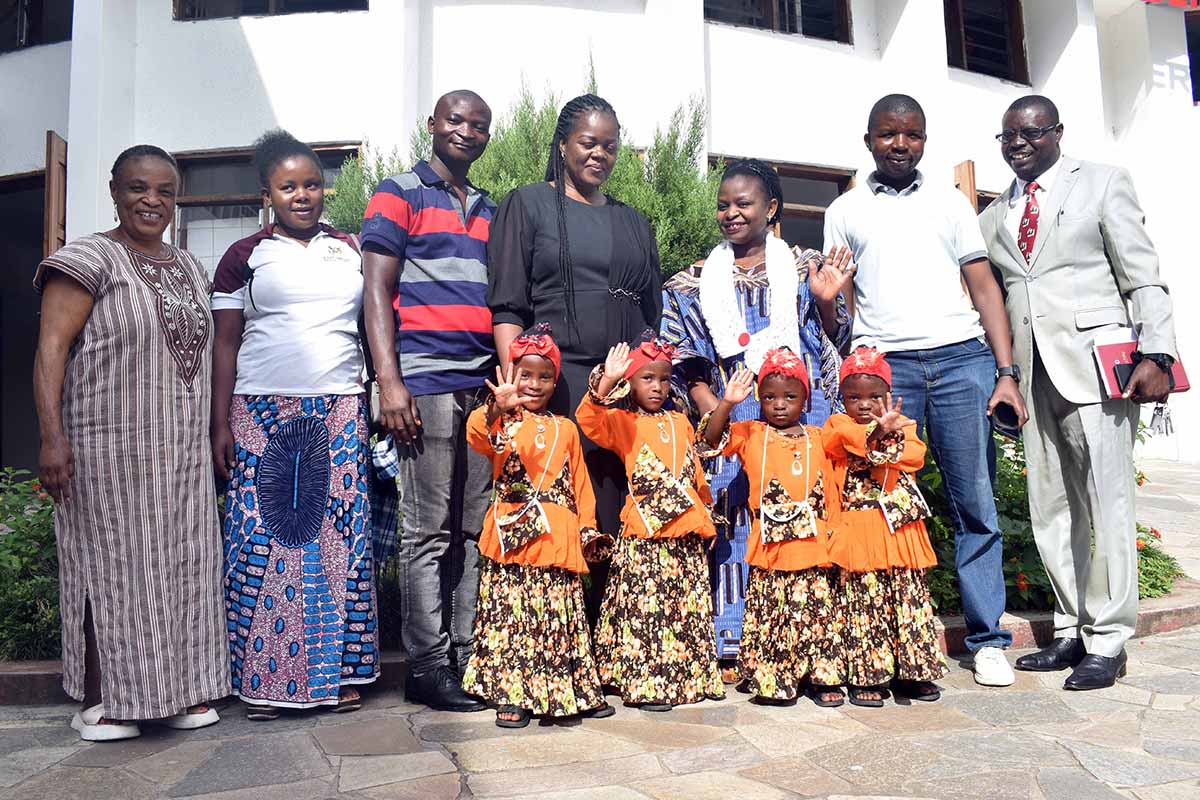 Célébration spéciale à l’Hôpital HEAL Africa : les quadruplés nés il y a 5 ans sont de retour pour rendre visite au personnel qui les a soignés