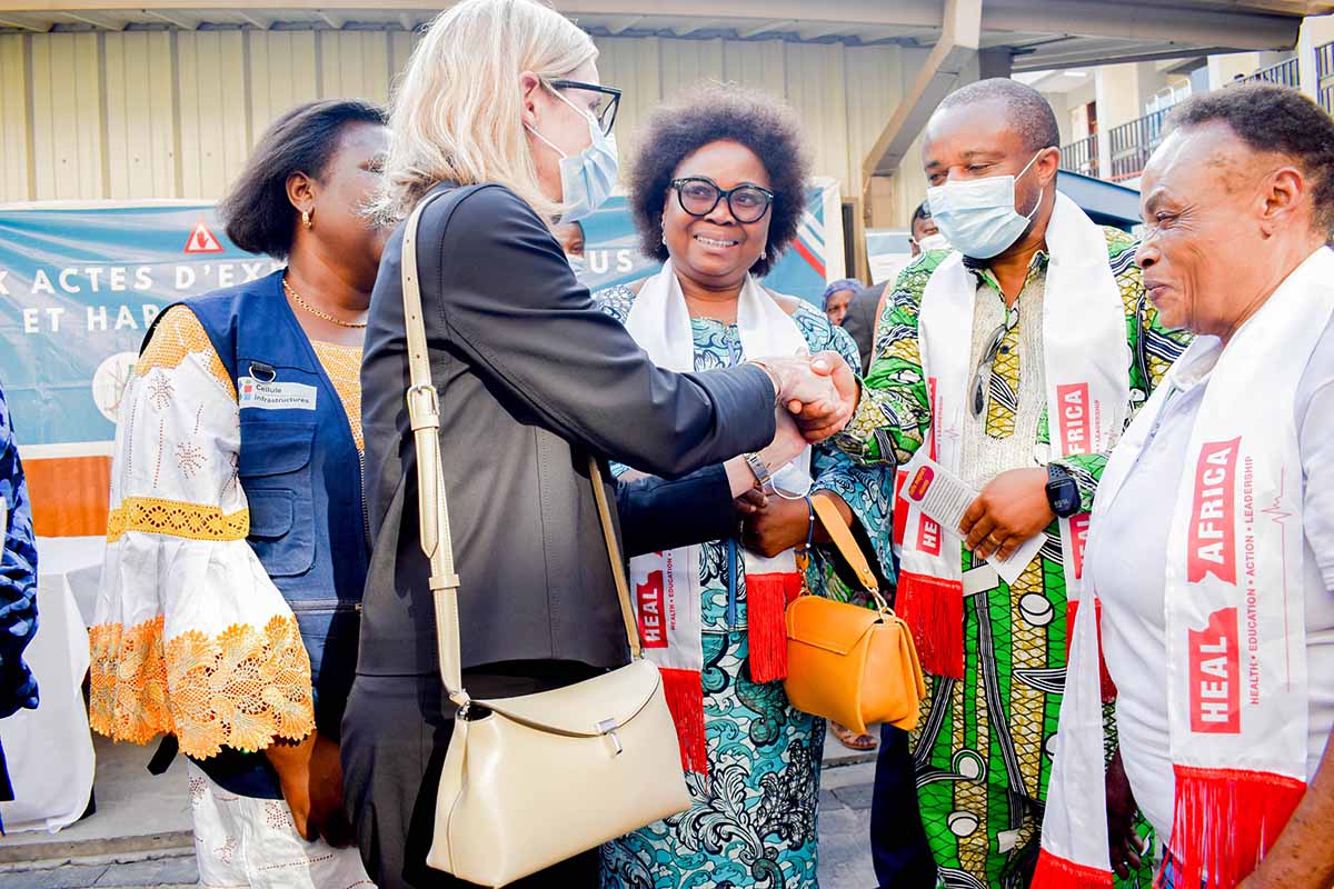 Anna Bjevde, Vice-présidente de la Banque Mondiale, visite HEAL Africa et encourage les efforts fournis.