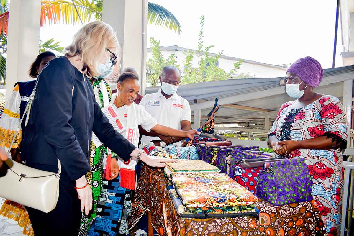 Anna Bjevde, Vice-présidente de la Banque Mondiale, visite HEAL Africa et encourage les efforts fournis.