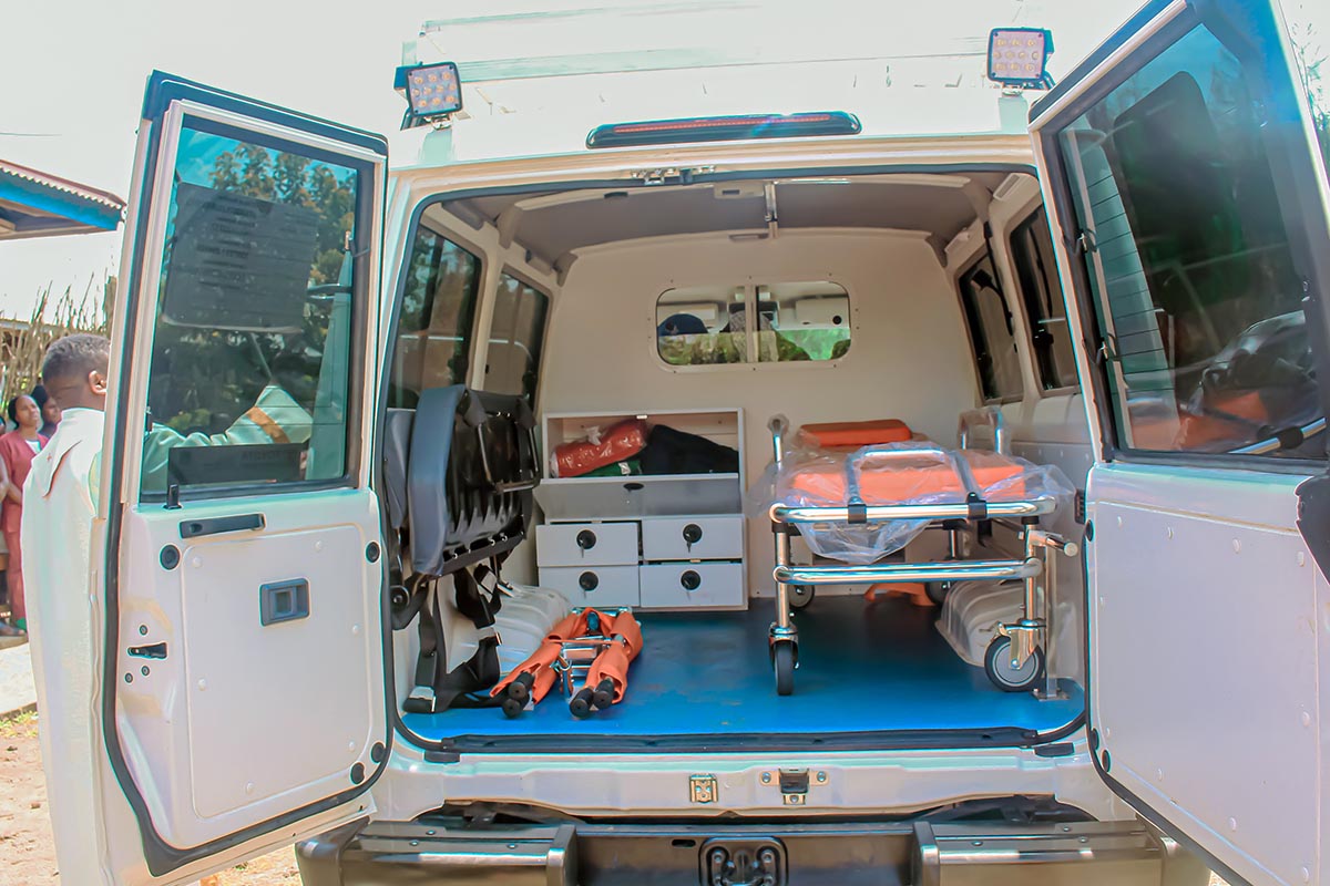 HEAL Africa, Masisi : l’Hôpital Général de Référence de Mweso doté d’une nouvelle ambulance pour sauver davantage de vies