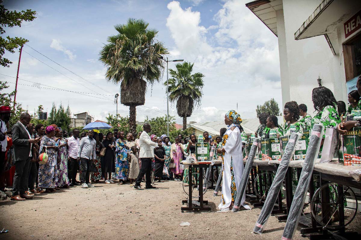 « LES ARTS QUI GUERISSENT », HEAL Africa : seize filles et femmes formées à la coupe et couture à Goma