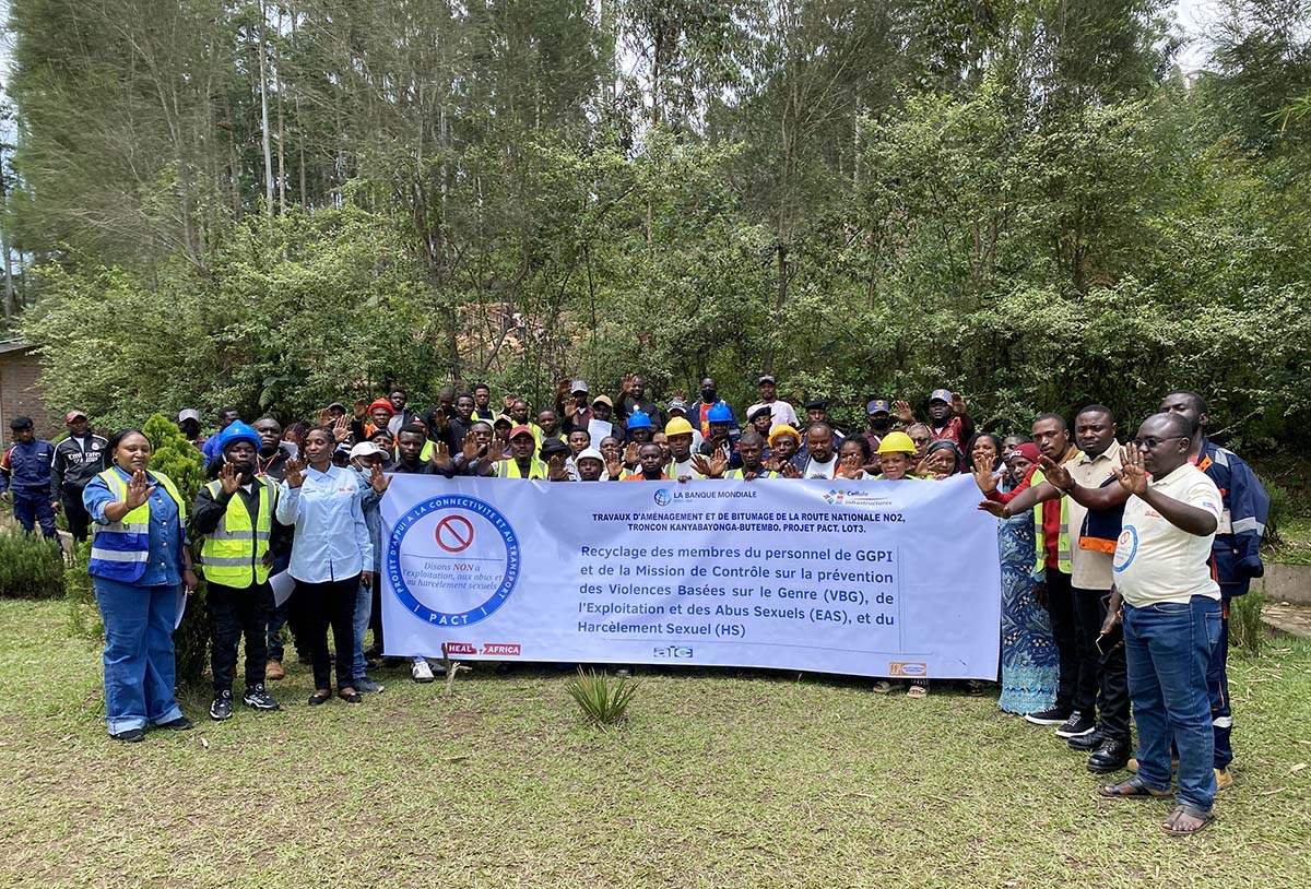 Chantier routier Butembo-Kanyabayonga : les anciens cadres et ouvriers du PACT recyclés sur la prévention des VBG, des EAS et du HS