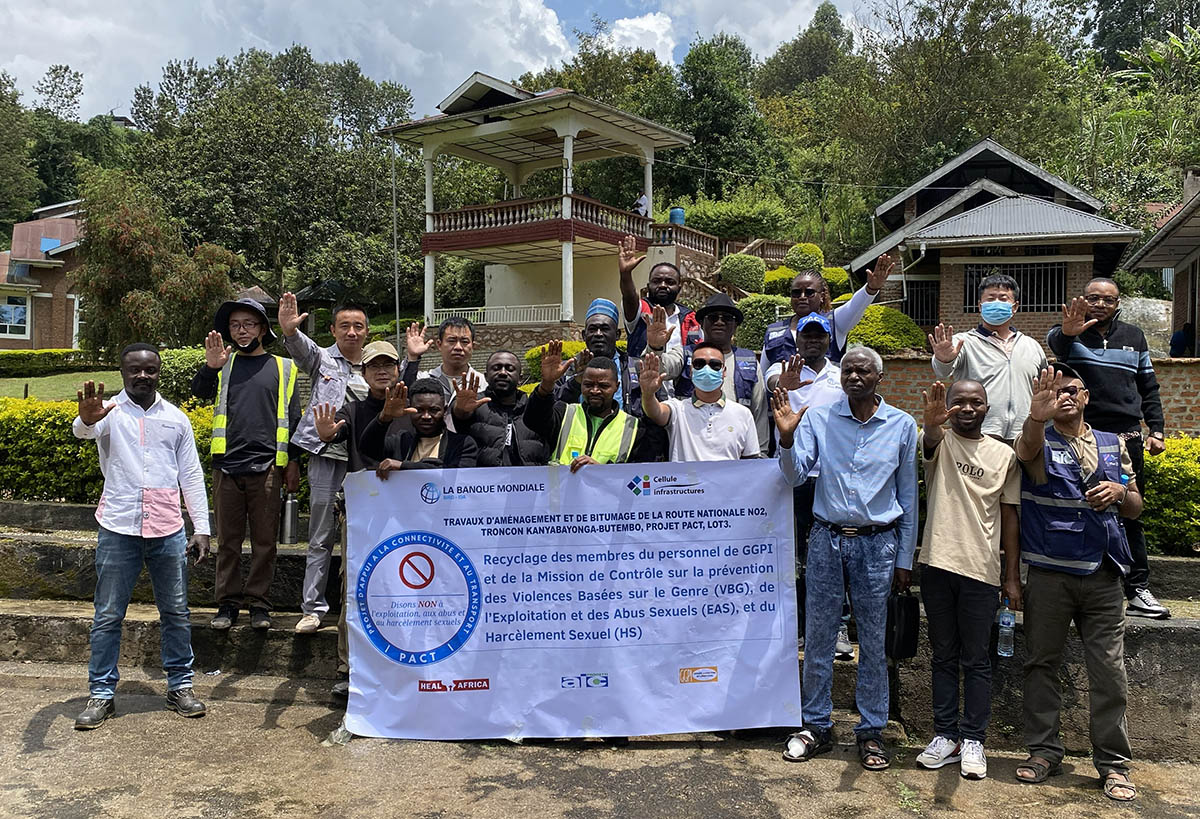 Chantier routier Butembo-Kanyabayonga : les anciens cadres et ouvriers du PACT recyclés sur la prévention des VBG, des EAS et du HS